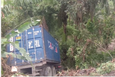 Hindari Mobil, Truk...