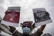 Larangan Media Tampilkan...