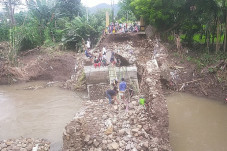 2 Jembatan Ambruk Diterjang...