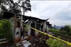 Warga Mengamuk Rusak...