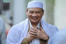 Gaya Busana KH Abuya...