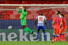 Hajar Porto Dua Gol...