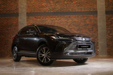 Toyota Harrier Terbaru...