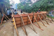 Tembok Blokade Jalan...