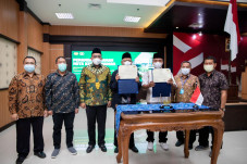 Cetak Santri Berkarakter,...