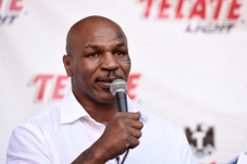 Mike Tyson Incar Leher...