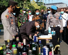 Ribuan Botol Miras Seharga...
