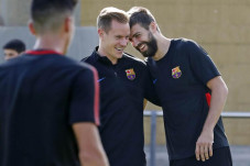 Pique dan Sergi Roberto...