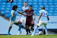 Liga Primer Geger, Leeds...