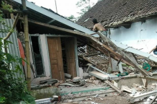 Usai Gempa Besar Malang,...