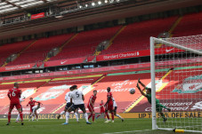 Anfield Angker Lagi,...
