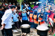 Kunjungi Korban Bencana...