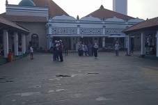Masjid Luar Batang Tetap...