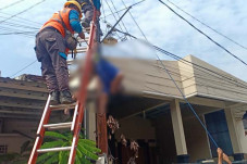 Seorang Pria Tewas Tergantung...