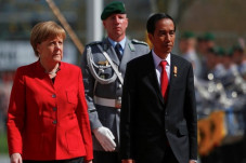 Di Depan Angela Merkel,...