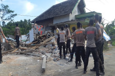 Rumah Rusak Akibat Gempa...