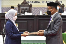 DPRD Luwu Utara Serahkan...