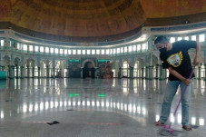 Salat Tarawih di Masjid...