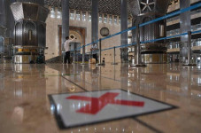 Salat Tarawih Perdana,...