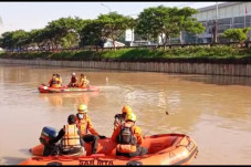 Asyik Berenang Bareng,...