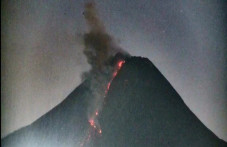 Dini Hari Merapi Tiga...