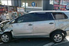 Terlalu ke Kanan, Mobil...