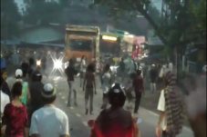 Medan Gempar, 2 Kelompok...