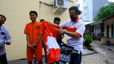 Waria Pejambret Ponsel...