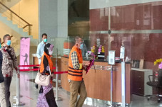KPK Tahan 2 Anggota...