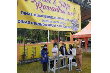 Beli Takjil di Bone...