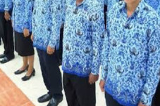 Tuntut Gaji Segera Dibayarkan,...