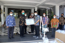 PT HM Sampoerna Serahkan...