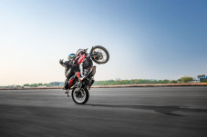 Bajaj Cetak Rekor Wheelie...