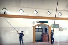 2 Remaja Ini Rela Mandi...
