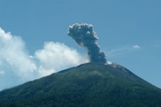 Gunung Api Ile Lewotolok...