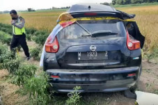 Gadis Remaja Meregang...