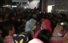 Kerumunan Warga Penerima...