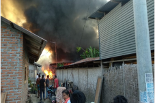 Gudang Spring Bed Terbakar,...