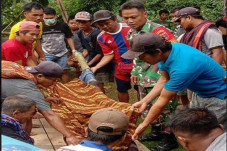 Hebohkan Warga, Pria...