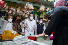 Mendag Blusukan ke Pasar,...