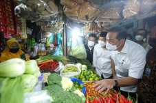 Blusukan di Pasar Wonokromo,...