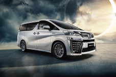 Toyota Sematkan Logo...