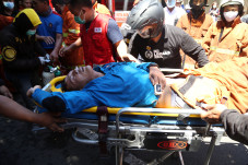 Tiga Orang Terjebak...