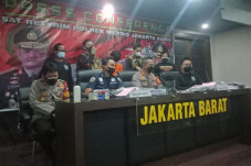 Pembunuhan di Arena...