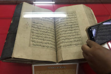 Melihat Al-Quran Tulisan...