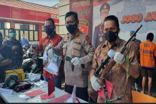 Rakit Senpi Ilegal,...