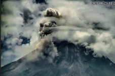Merapi Semburkan Awan...