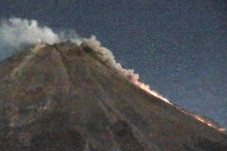 Merapi Kian Bergolak,...