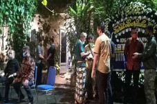 Karangan Bunga Penuhi...