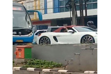 Pengemudi Porsche Penerobos...